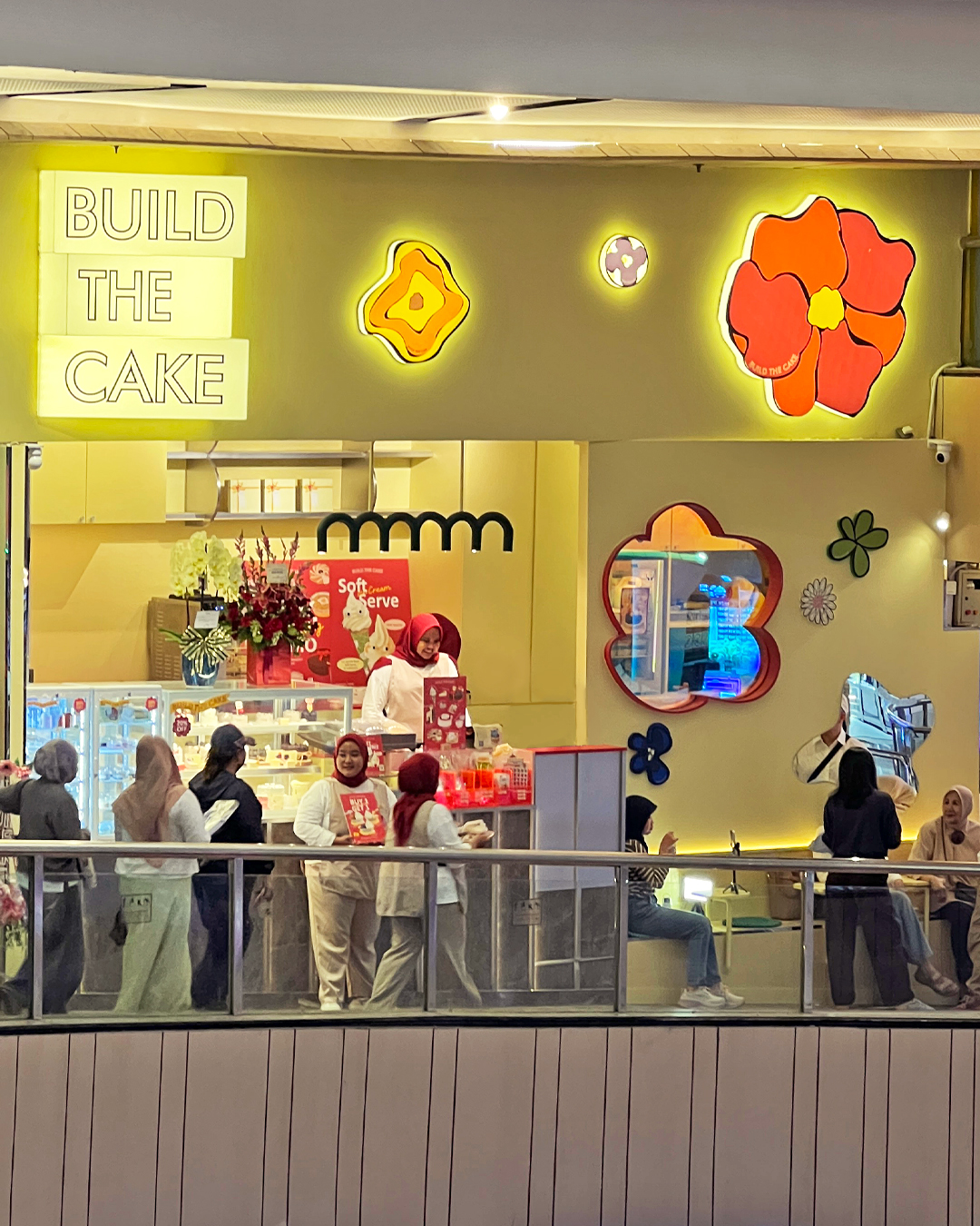 Build The Cake store di Plaza Blok M Jakarta dengan konsep One Stop Celebration, menawarkan birthday cake, mini cake, dessert grab and go, soft serve ice cream, dan area decor your cake dalam suasana yang modern dan instagramable.